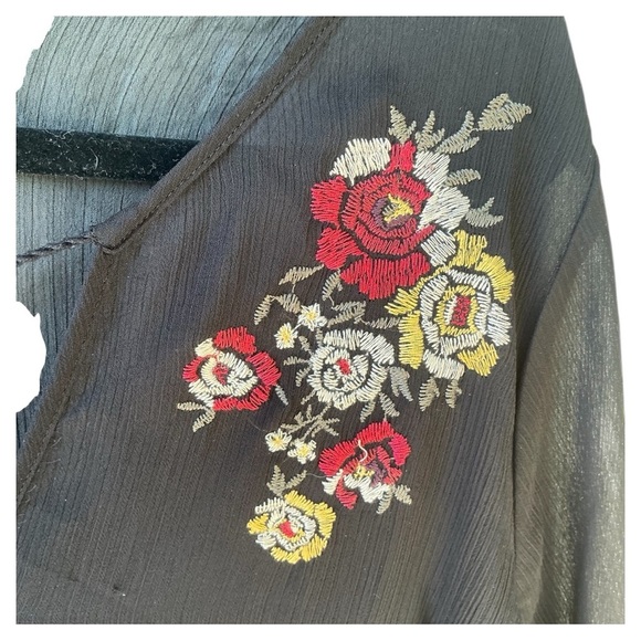 TORRID SHEER BLACK EMBROIDERED BLOUSE SHEER SIZE 1X - Picture 4 of 6